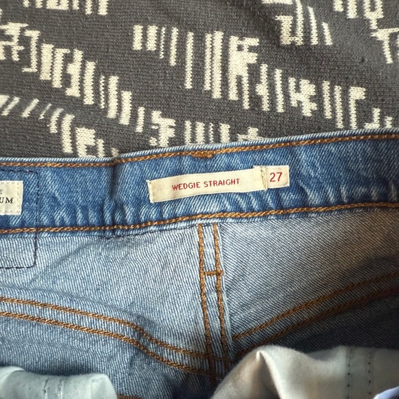 Women’s Levi’s Wedgie Straight Distressed Jeans - Picture 7 of 9